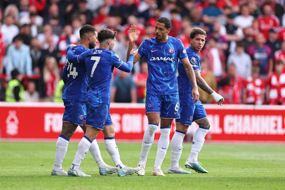 记者：小卡2019年不签湖人因不想和詹姆斯同队 因此湖人处于劣势